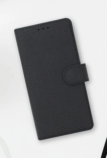 갤럭시A7 2017 SM-A720S 케이스 천연가죽 다보 히든포켓 탭을 여민 케이스를 책상 위에 놓은 모습