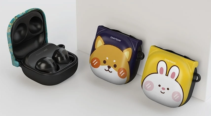 갤럭시 버즈라이브 케이스 플라워 열린 케이스와 닫힌 케이스를 나란히 배치한 모습